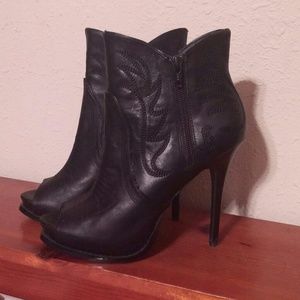 COPY - Black Aldo ankle peep toe bootie 37